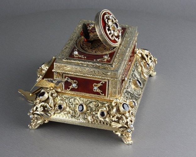 Silver gilt, enamel, pearl and noir garnet-mounted singing bird box
