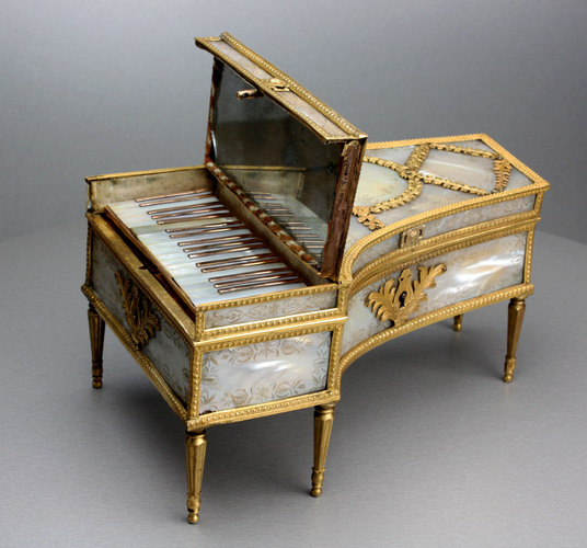 Palais Royal piano-form musical necessaire
